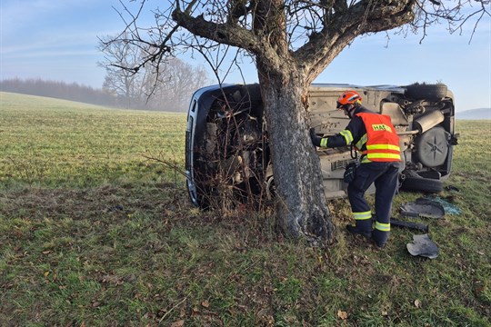 Po nehodě u Vizovic skončilo vozidlo převrácené na boku v poli. Řidičce pomohl dobrovolný hasič