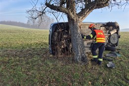 Po nehodě u Vizovic skončilo vozidlo převrácené na boku v poli. Řidičce pomohl dobrovolný hasič