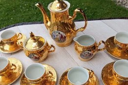 Ukradl vzácnou čajovou soupravu i dřevěný kříž s Ježíšem. Policie hledá odcizené věci