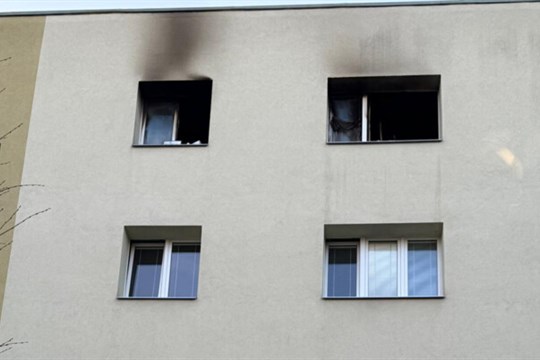 Evakuovali i zvířata. Požár bytu v Opavě se obešel bez zranění