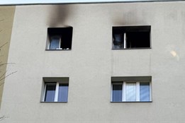 Evakuovali i zvířata. Požár bytu v Opavě se obešel bez zranění
