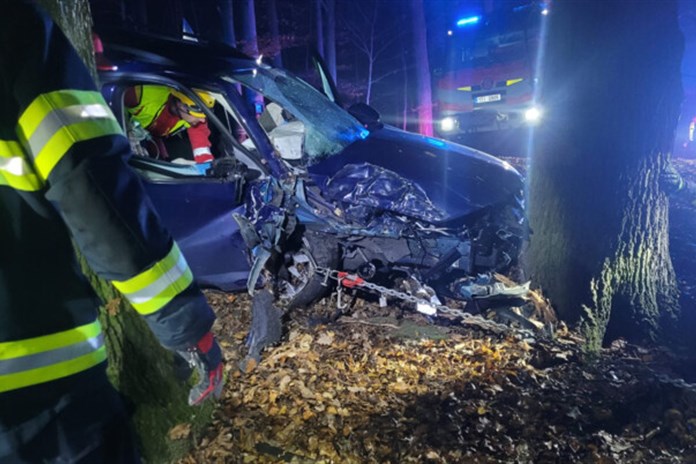 Mladý řidič narazil do stromu. U nehody zasahovaly tři týmy záchranářů