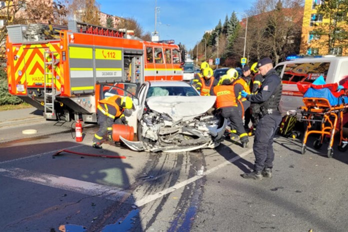 Čelní střet kamionu a osobního auta v Bruntále. Řidič dostal mikrospánek