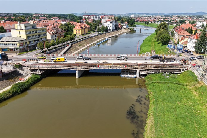 Frekventovaný most přes řeku Moravu v Uherském Hradišti bude zprovozněn do konce listopadu