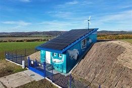 Street art umělec ProroK zase řádil! Motivem rejnoků ozdobil vodojem ve Hvozdné