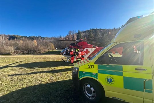 Dva pády z výšky během 24 hodin. Pro vážně zraněného muže letěl do Vsetína vrtulník