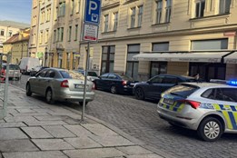 Manévry v centru Plzně. Kvůli anonymnímu telefonátu policisté uzavřeli budovu Krajského soudu i přilehlé ulice