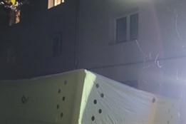 Muž vyskočil z okna hořícího bytu. Zachránila ho matrace