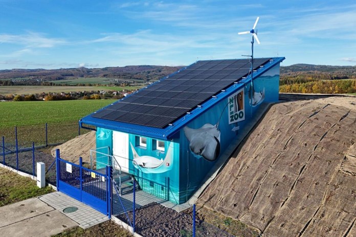 Street art umělec ProroK zase řádil! Motivem rejnoků ozdobil vodojem ve Hvozdné