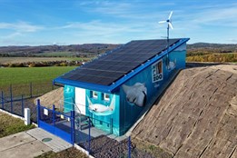 Street art umělec ProroK zase řádil! Motivem rejnoků ozdobil vodojem ve Hvozdné