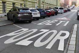 Plzeň obnovuje vodorovné značení ve městě