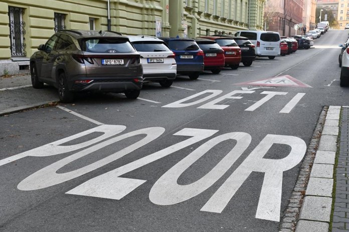 Plzeň obnovuje vodorovné značení ve městě