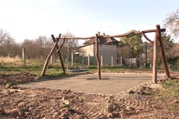 Nové dopadové plochy na hřišti v ZŠ a MŠ zajistí bezpečnější hraní