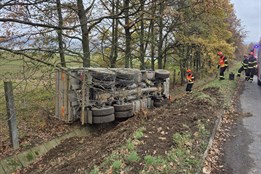 V Kvítkovicích se převrátilo nákladní vozidlo. Řidič skončil v nemocnici