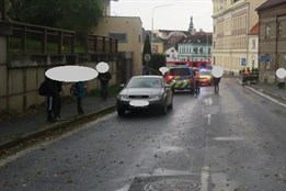 Osobní auto srazilo v Domažlicích chodkyni, žena skončila v nemocnici, policisté hledají svědky