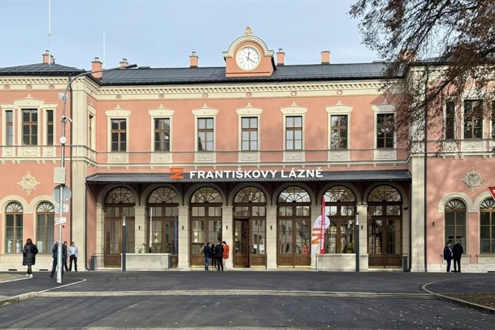 Opravené nádraží ve Františkových Lázních slaví návrat historického vzhledu