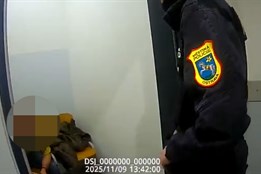 Ukryl čokolády pod oblečení. Recidivista kradl bonboniéry za skoro 5 tisíc