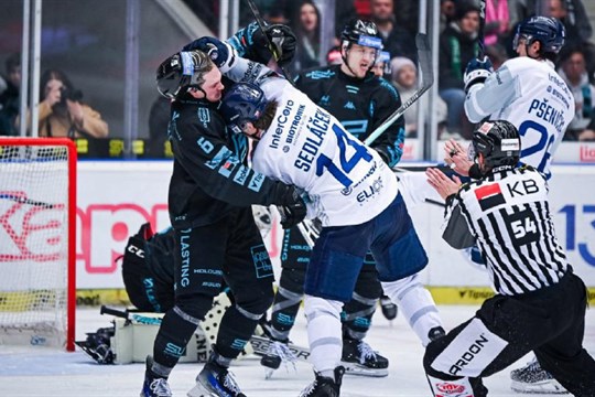 Západočeské derby zvládly lépe Karlovy Vary, Plzeň přišla kromě bodů i o útočníka Filipa