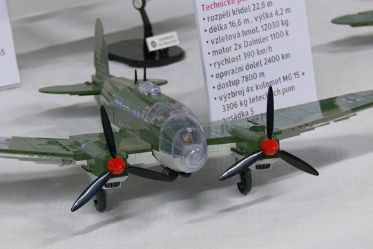 Výstava ukazuje techniku druhé světové války z papíru a kostek