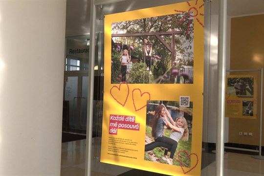 Výstava představuje 16 příběhů pěstounství z regionu