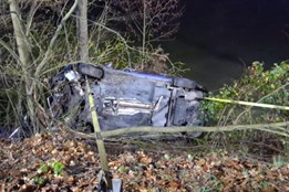 Řidič ve Stonavě zajel s autem do rybníka a utekl, policie mu později volala zdravotníky k ošetření