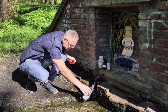 Vodu ze studánky? Jen na vlastní zodpovědnost, hlásí plzeňský obvod