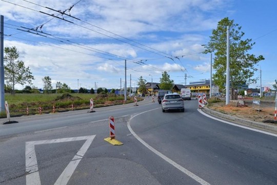 Dopravní peklo neskončí, výstavba okružní křižovatky na Borských Polích se má protáhnout!