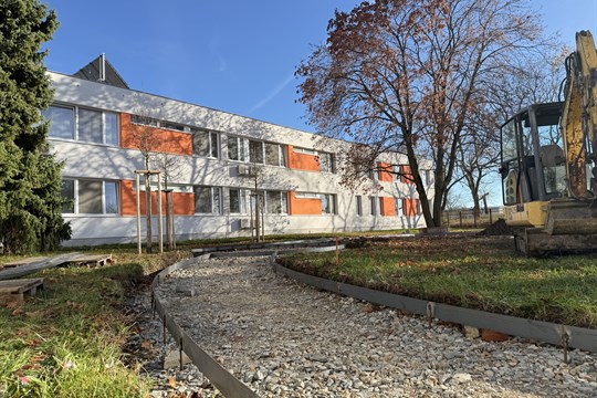 Uherskohradišťská nemocnice buduje u porodnice nové atrium 