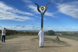 Monument na Koterovské vyhlídce vyvolal skandál. Slovanský obvod se od díla distancoval