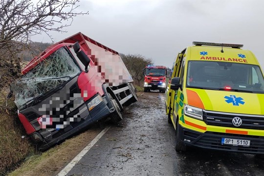 Na Domažlicku havarovalo nákladní auto převážející dobytek, několik zvířat uhynulo