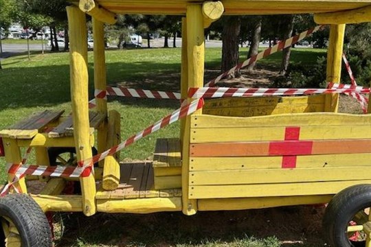 Na dětském hřišti řádil vandal. Zcela zničil sanitku