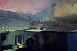 Požár v Rackové zaměstnal jedenáct jednotek hasičů. Díky rychlé akci se podařilo uchránit sousední dům