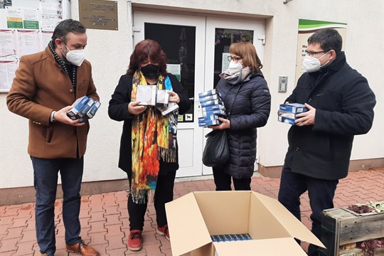 Koalice SPOLU darovala potřebným v kraji 1500 respirátorů