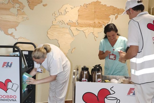 Pacientům v plzeňské nemocnici zpříjemní pobyt Dobrokavárna a Dobroknihovna