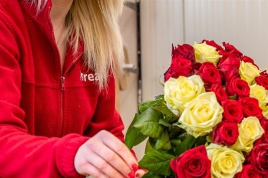 Na tyhle narozeniny jen tak nezapomene! Překvapte ji kyticí 100 růží