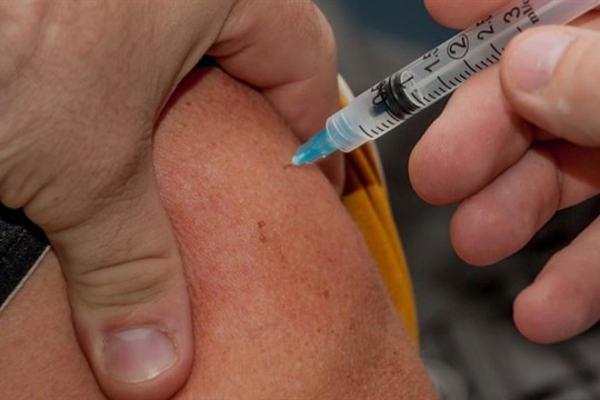 Žádný velký zájem o čtvrtou dávku se zatím nekoná. Nemocnice i praktici hlásí jen desítky telefonátů