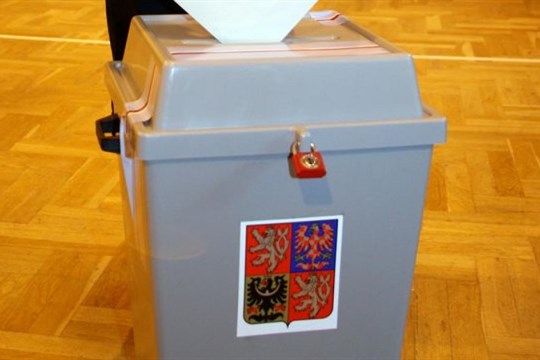 Volby se blíží. Kdo by je ovládl v Plzni a Praze?