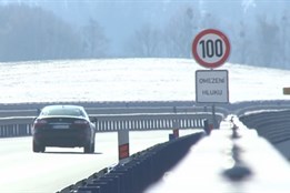 Silničáři předčasně odstranili značku, ale radar stále měřil původní rychlost. Pokutovaným řidičům se vrátí peníze