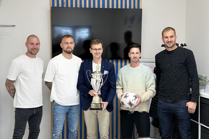 Hejtman Holiš poprvé ukázal fanouškům pohár pro vládce kraje. Co slíbil Poznar? 