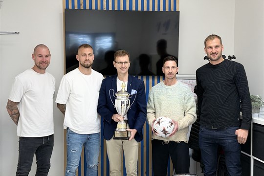 Hejtman Holiš poprvé ukázal fanouškům pohár pro vládce kraje. Co slíbil Poznar? 