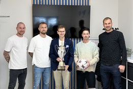 Hejtman Holiš poprvé ukázal fanouškům pohár pro vládce kraje. Co slíbil Poznar? 