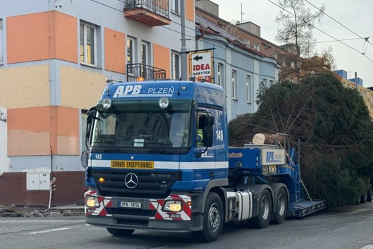 Vánočním stromem čtvrtého plzeňského obvodu je pětadvacetiletý smrk