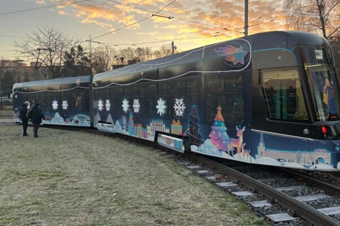 Vánoční tramvaj v Ostravě zdobí významné stavby města