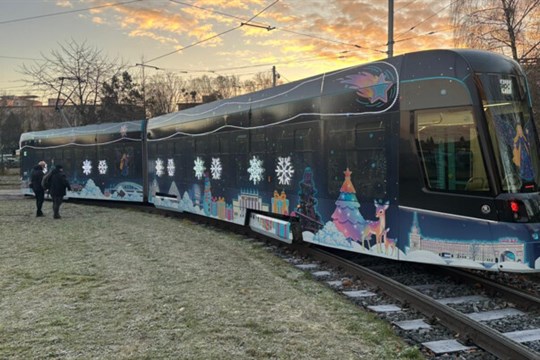 Vánoční tramvaj v Ostravě zdobí významné stavby města