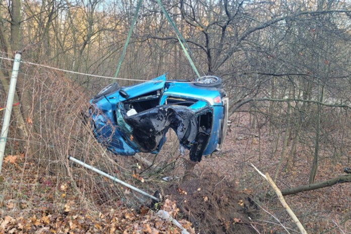 Auto skončilo na střeše. Vážně zraněný řidič byl převezen do nemocnice
