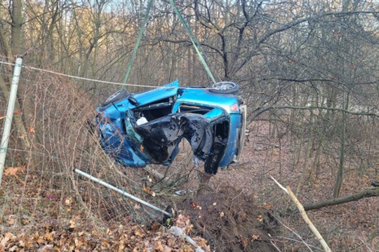 Auto na letních pneumatikách vylétlo ze silnice. Řidiče museli vystřihávat hasiči