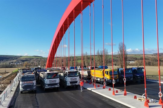 Nový dálniční most u Napajedel prochází zatěžovací zkouškou. Jeho otevření se blíží