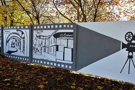 ZUŠ Hranice proměnila zeď u letního kina v živý filmový mural
