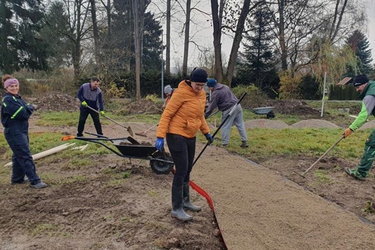 Obyvatelé Hroznětína proměňují zanedbaný pozemek. Díky podpoře získali 15 nových stromů