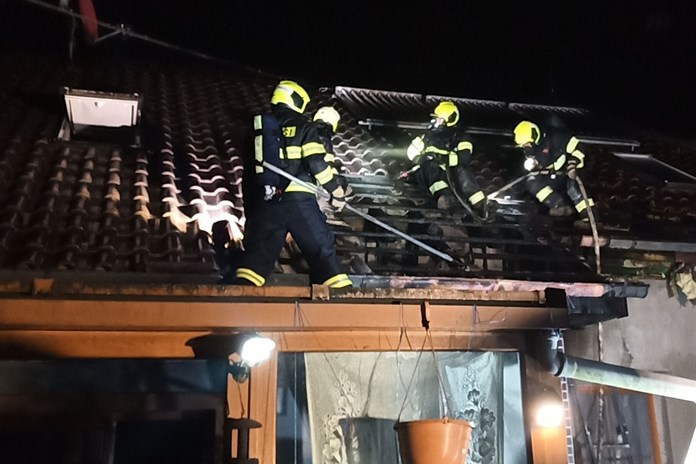 Kvůli požáru lednice v Chropyni hořela i střecha rodinného domu